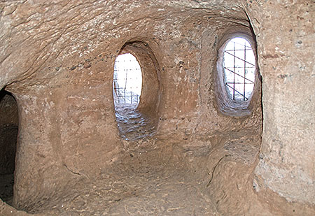Aspecto del interior de la Cueva "La Cárcel" en Alcolea de las Peñas (Guadalajara), una muestra espectacular de eremitorio visigótico.